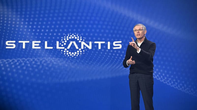 Stellantis CEO Urges Auto Industry to Reduce EV Battery Weight by 50% in Next 10 Years